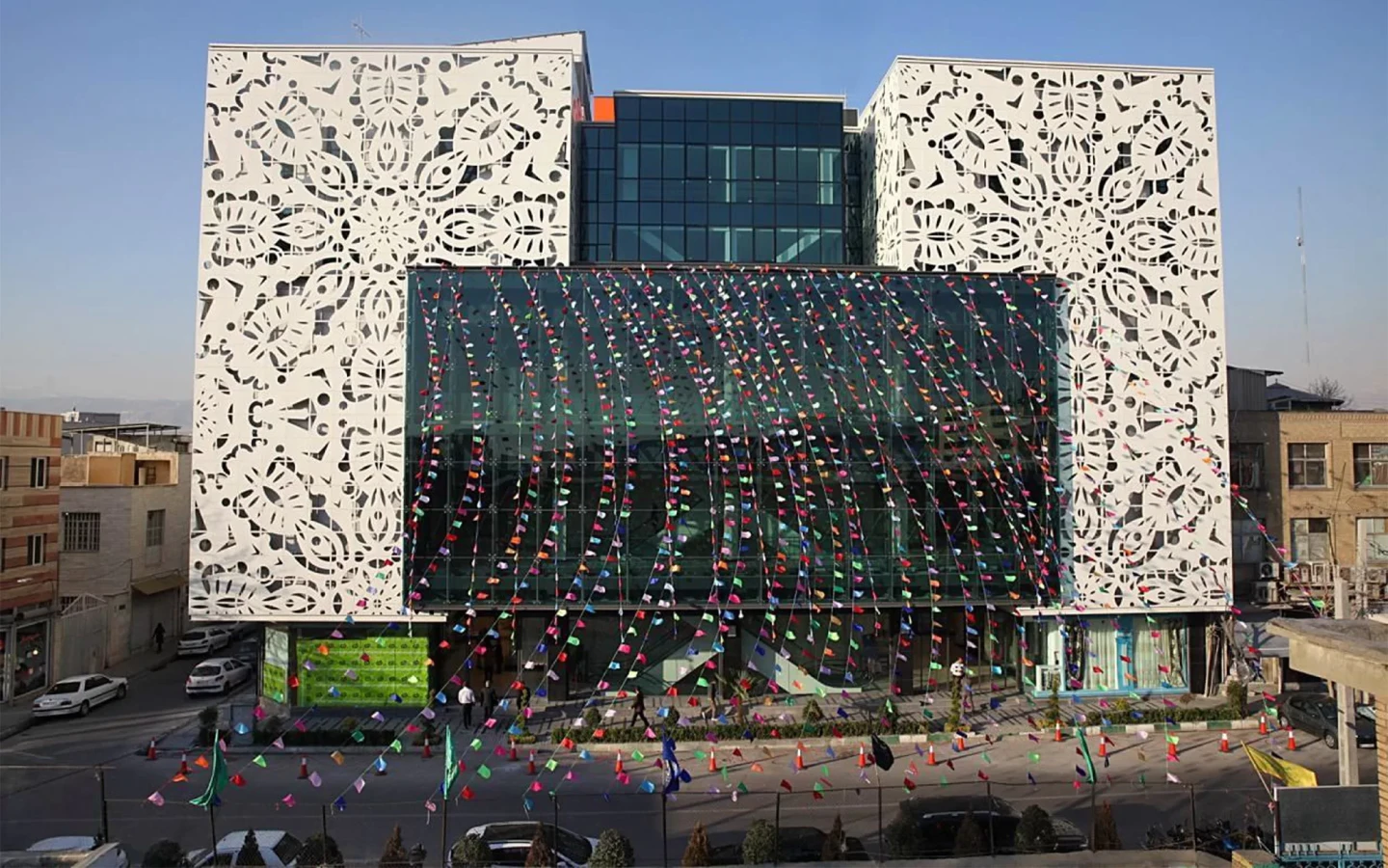 نمای مدولار شیشه تخت مجتمع تجاری نفیس|زیرسازی فولادی نمای مجتمع نفیس مولوی