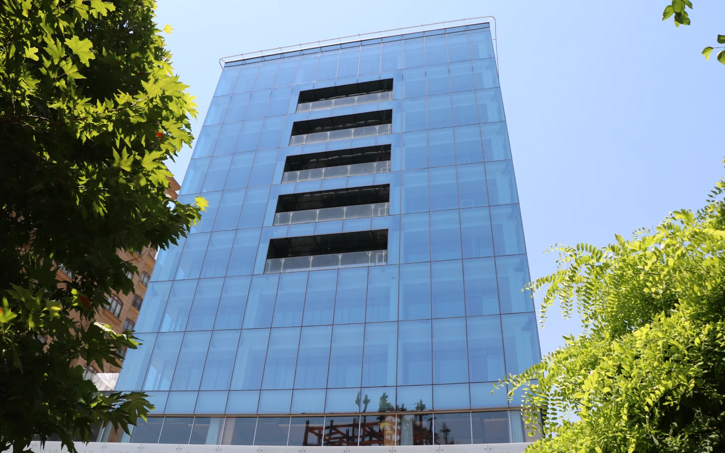 پروژه روما سنتر|اجرای نمای کرتین وال تمام شیشه‌ای مدرن